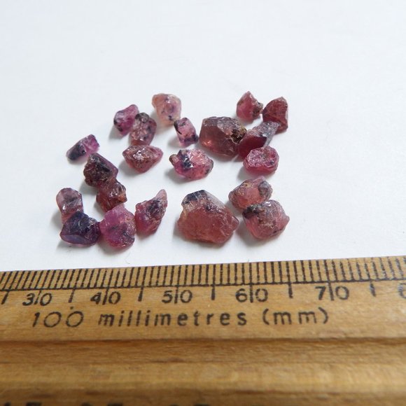 29.8ct tanzanian bi color ruby and sapphire gemstone crystal rough lot - Picture 2 of 7